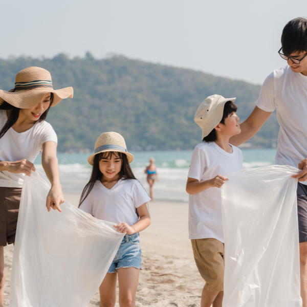 Gia đình 4 người mặc áo thun gia đình đi biển vào lúc hoàng hôn