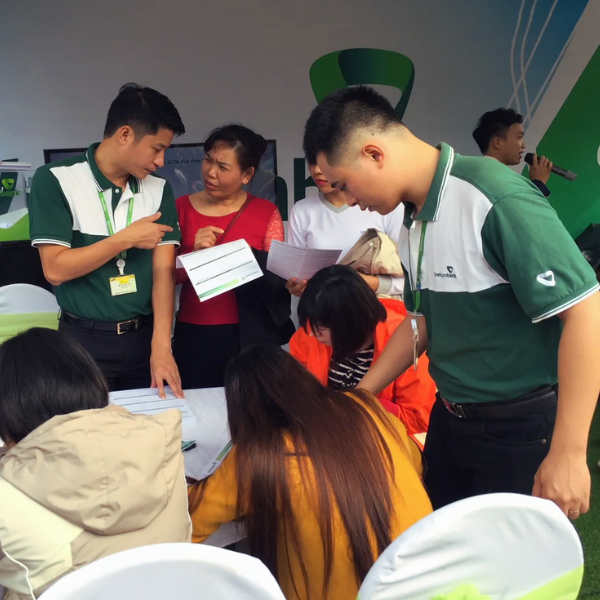 In logo rõ nét và bền màu khi may áo đồng phục ngân hàng