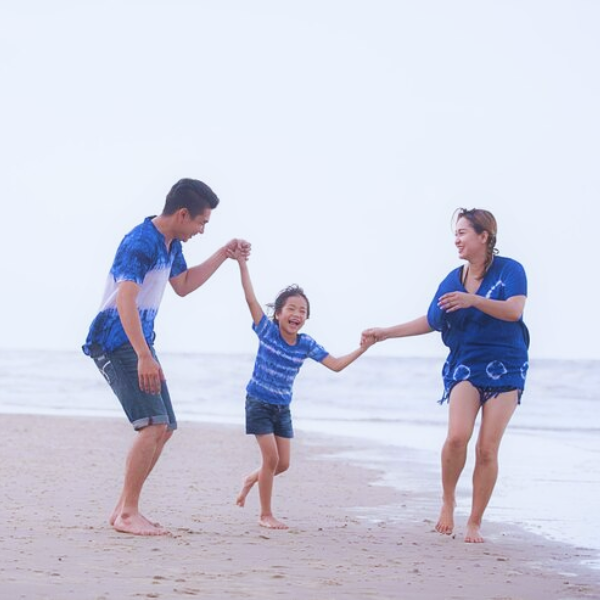 Áo thun gia đình phù hợp đi biển in họa tiết sóng biển và san hô cho gia đình