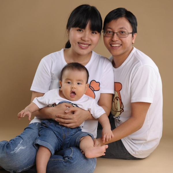 Cả nhà diện áo thun gia đình tông màu sáng trong chuyến dã ngoại