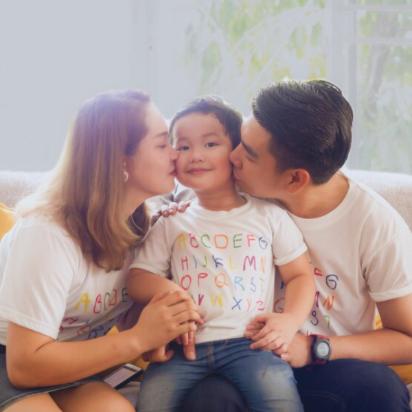 Bộ áo thun gia đình cotton trắng đơn giản và tinh tế