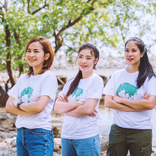 Nhân viên ngân hàng trong bộ đồng phục gọn gàng, tạo sự tin cậy với khách hàng