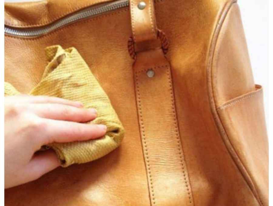 vệ sinh túi đeo chéo da bò
